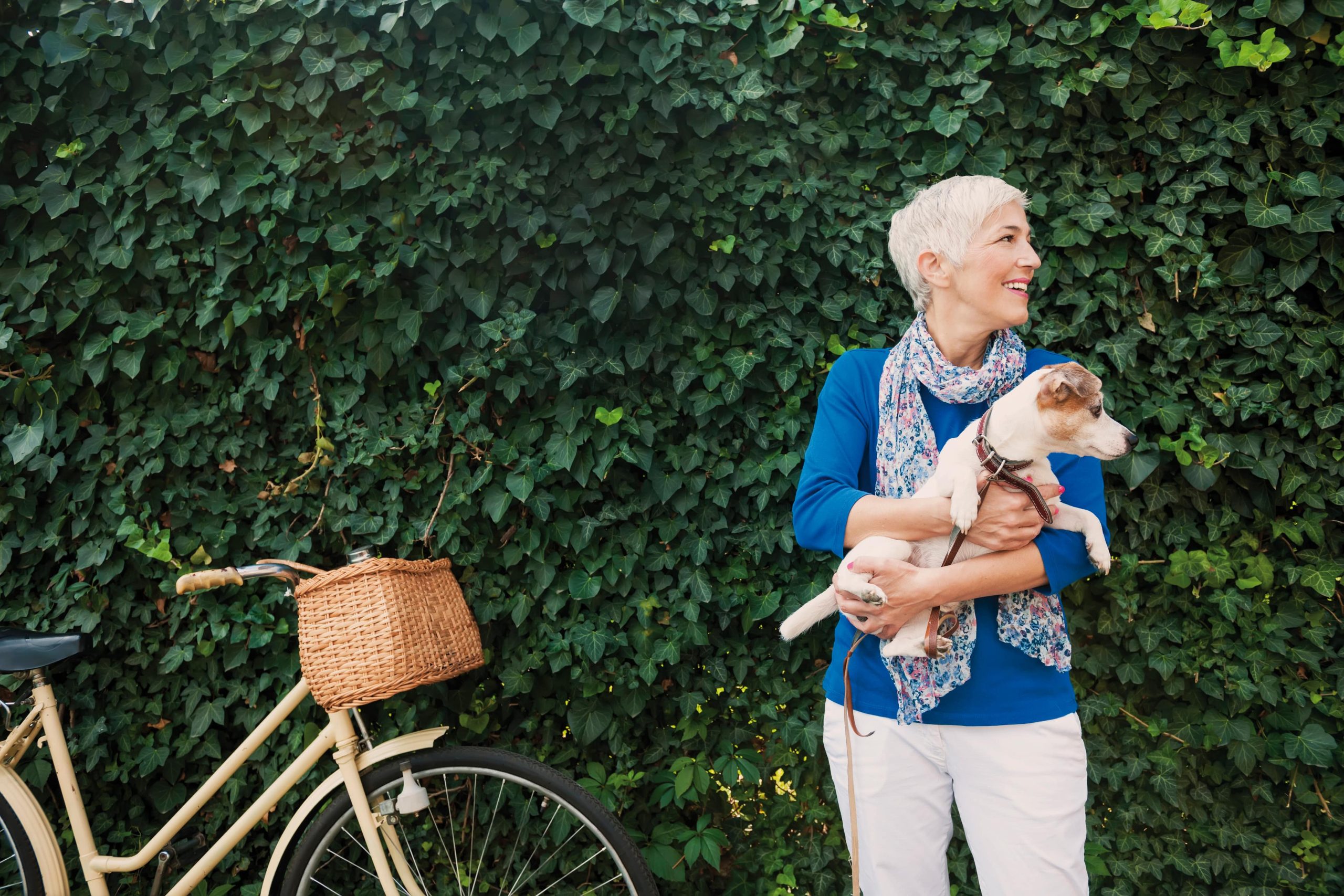 Femme avec son vélo, tenant son chien